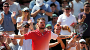Stan Wawrinka faz seu &uacute;ltimo jogo em Roland Garros e recebe homenagens