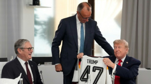 El canciller alem&aacute;n regala una camiseta de la Mannschaft a Trump por su cumplea&ntilde;os