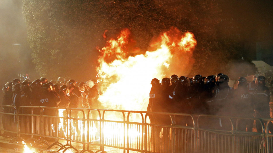 L'opposizione di centrodestra protesta in Albania, feriti 14 agenti