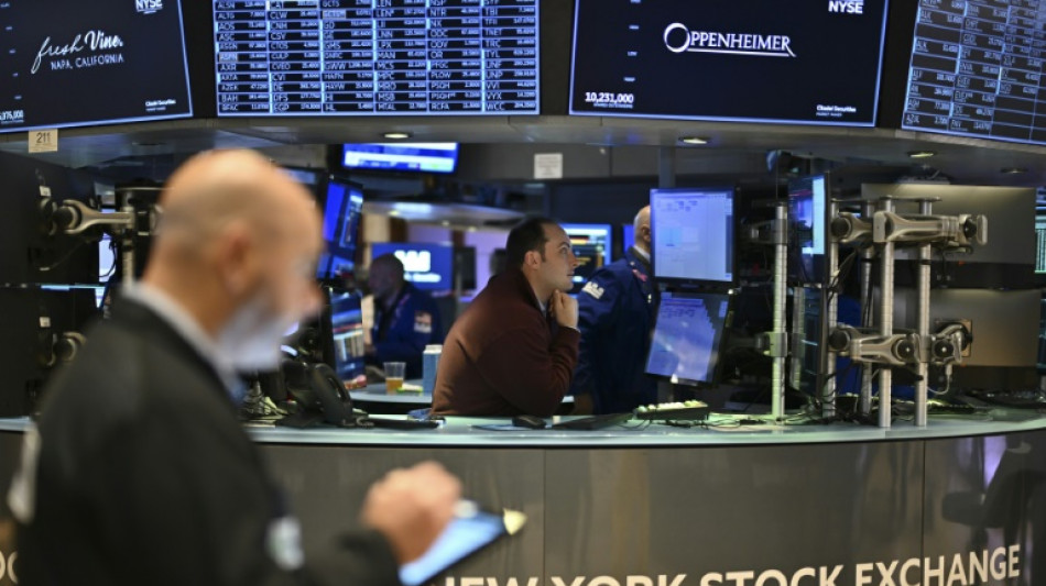 Wall Street ouvre en baisse, dig&egrave;re l'inflation c&ocirc;t&eacute; producteurs