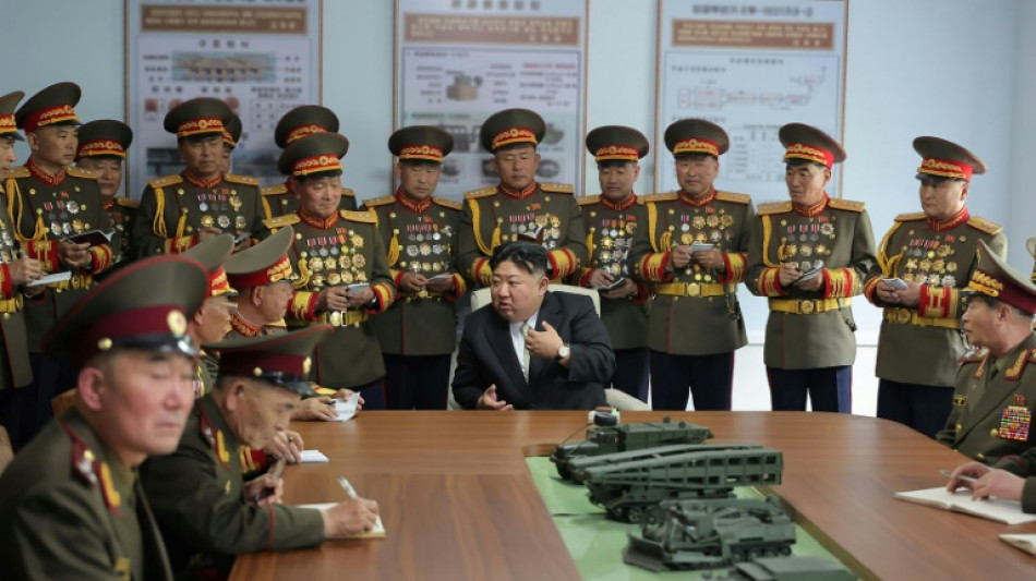Cor&eacute;e du Nord: Kim supervise le test d'un lance-roquettes multiple