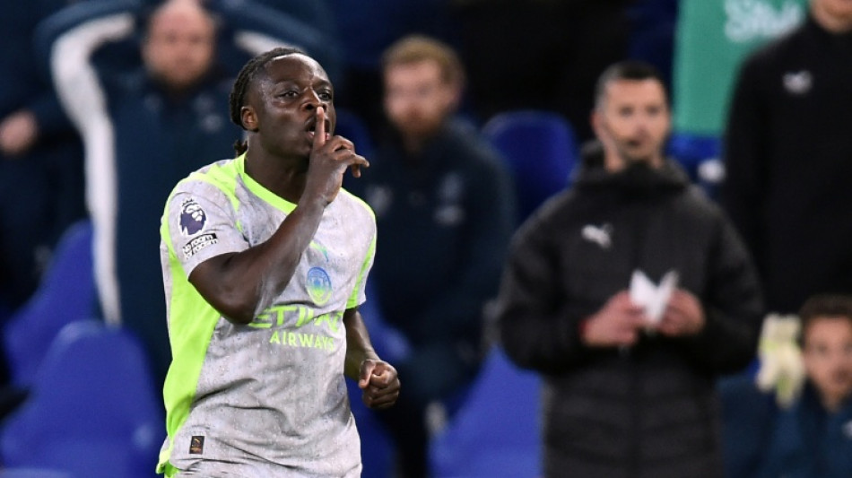 Advantage Arsenal as Man City held in six-goal Everton thriller
