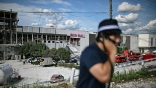 Rescatistas rastrean con perros el centro comercial colpasado en Jap&oacute;n tras el terremoto