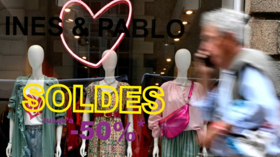 Des soldes d'&eacute;t&eacute; lanc&eacute;s "dans l'incertitude" politique et m&eacute;t&eacute;orologique