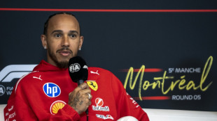 Hamilton garante que permanecer&aacute; na F&oacute;rmula 1 "por mais um tempo"