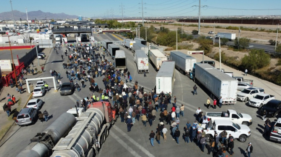 Una protesta de agricultores mexicanos bloquea un puente fronterizo con EEUU