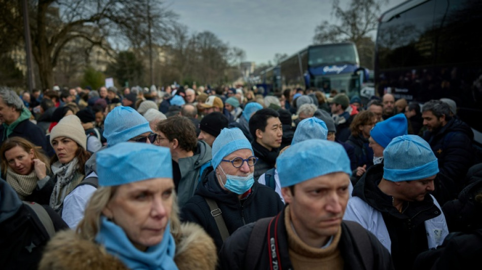 Plusieurs centaines de m&eacute;decins lib&eacute;raux s'exilent symboliquement en Belgique