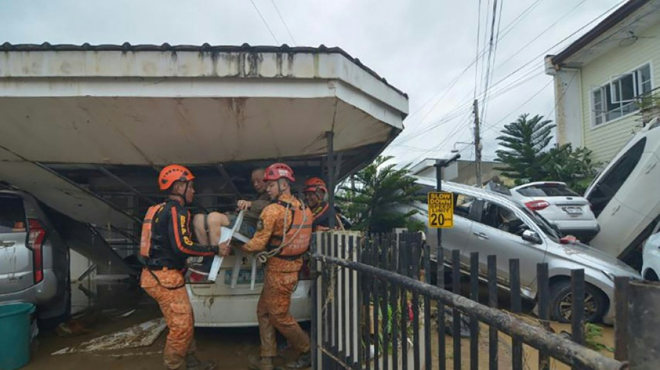Al menos cinco muertos y miles de desplazados en Filipinas por el paso del tif&oacute;n Kalmaegi