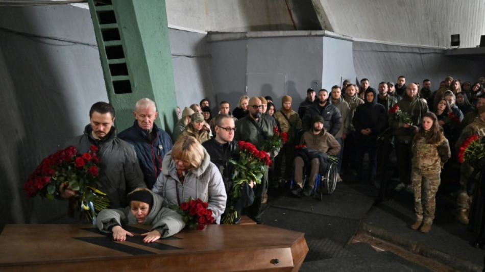 Hommage &agrave; Kiev &agrave; deux militaires tomb&eacute;s amoureux et morts ensemble sur le front
