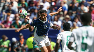 Zagueiro Saliba, da sele&ccedil;&atilde;o francesa, diz que est&aacute; jogando Copa com dores nas costas
