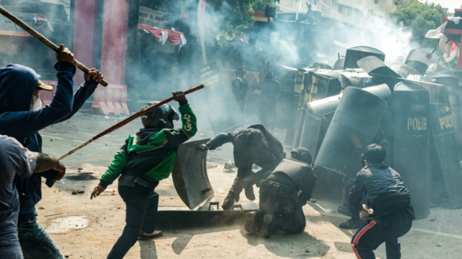 Indon&eacute;sie: violents affrontements entre police et manifestants apr&egrave;s la mort d'un chauffeur de taxi