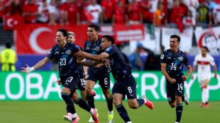 Paraguai sofre com um a menos mas vence Turquia (1-0), que est&aacute; eliminada da Copa do Mundo