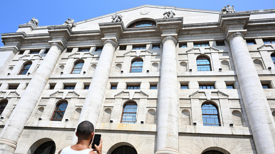 Borsa: Milano debole (-0,1%), cede Leonardo, corre Stellantis