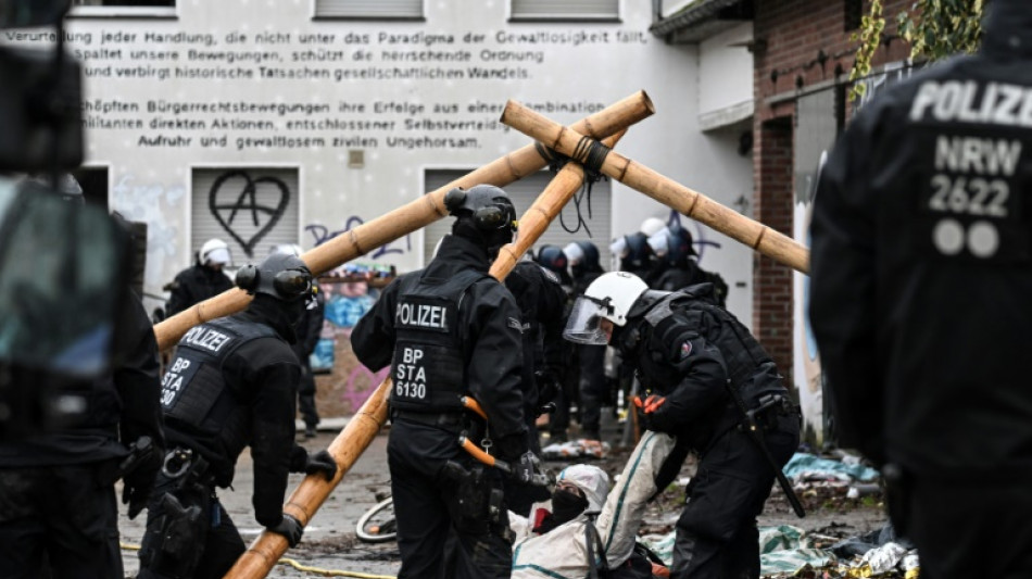 Polizei: Letztes Geb&auml;ude in L&uuml;tzerath ger&auml;umt - Besetzer noch in B&auml;umen und Tunnel