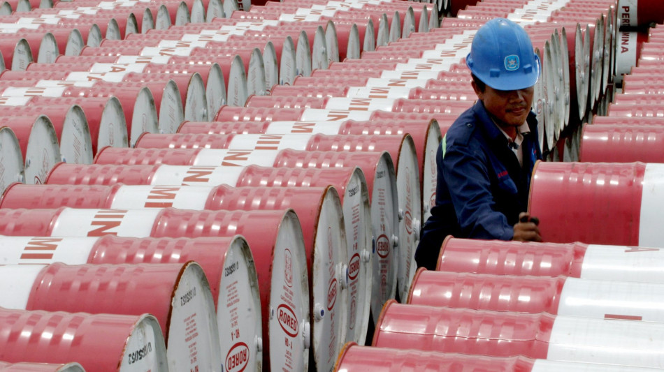 Prezzo petrolio cala ancora, Wti a 64,54 dollari