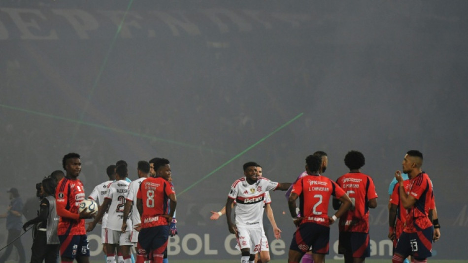 Independiente Medell&iacute;n-Flamengo &eacute; interrompido por protestos de torcedores colombianos