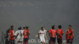 Independiente Medell&iacute;n-Flamengo &eacute; interrompido por protestos de torcedores colombianos