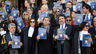 Flash mob toghe fuori Cassazione, mostrano la Costituzione