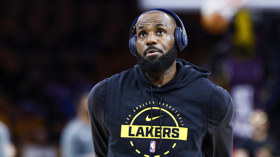 Basket: LeBron James lascia i Lakers, ma non si ritira