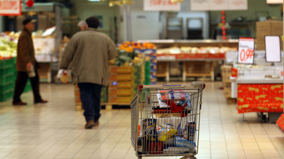 Istat, a febbraio vendite ferme sul mese, -2,5% sull'anno