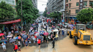 Un pont s'effondre en Chine apr&egrave;s des pluies torrentielles: 12 morts et 31 disparus