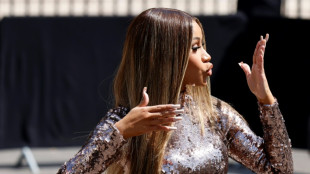 Vis&eacute;e par un jet de boisson sur sc&egrave;ne, Cardi B contre-attaque en lan&ccedil;ant son micro