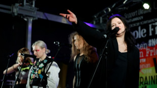 El grupo disidente ruso Pussy Riot actúa en Berlín en apoyo a Ucrania