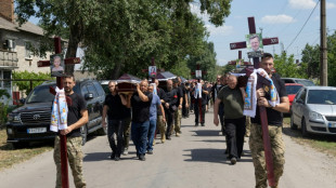 "C'est tr&egrave;s dur" : obs&egrave;ques d'une famille d&eacute;cim&eacute;e par une frappe russe en Ukraine