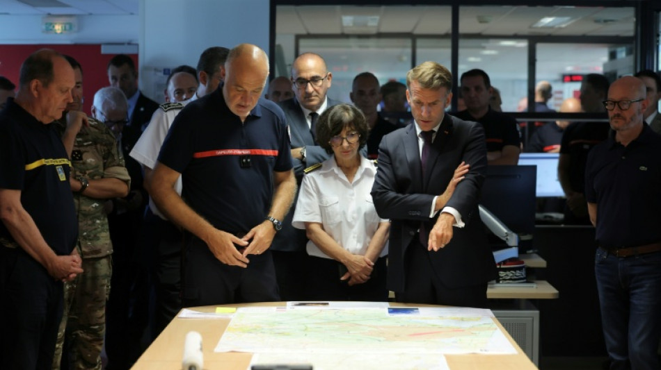 M&eacute;gafeu en Gironde: reprises "contenues", Macron appelle &agrave; "rester unis" pour "gagner" cette longue bataille