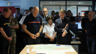 M&eacute;gafeu en Gironde: reprises "contenues", Macron appelle &agrave; "rester unis" pour "gagner" cette longue bataille