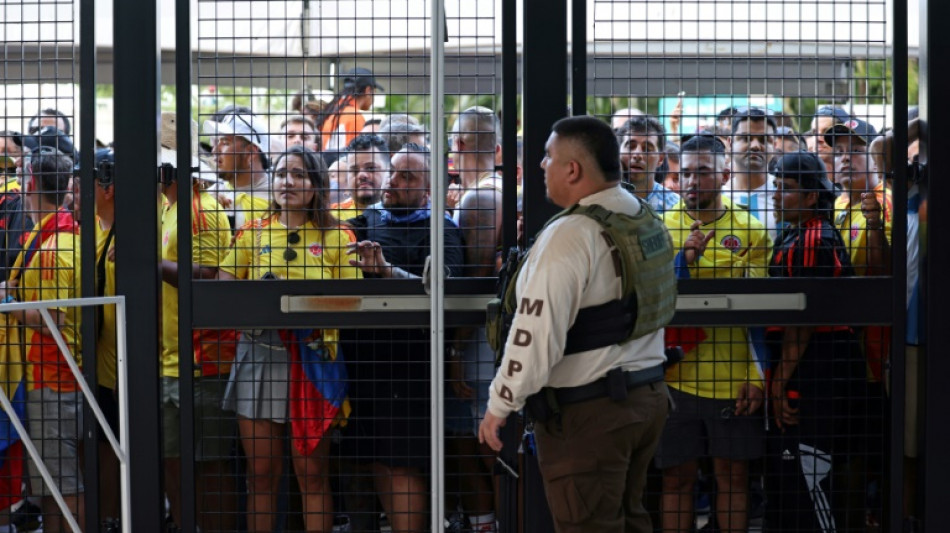 Final Argentina-Col&ocirc;mbia come&ccedil;a com mais de uma hora de atraso ap&oacute;s incidentes fora do est&aacute;dio