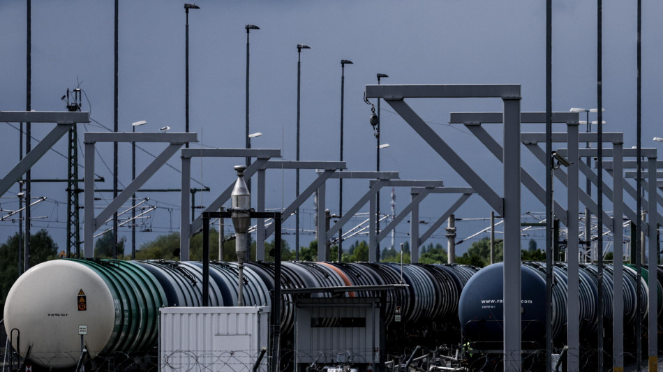 Il petrolio sale a New York del 7,79%, Wall Street cala