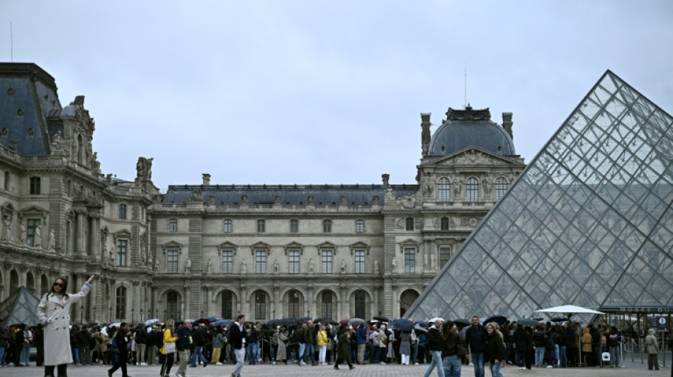 Vol de bijoux au Louvre: les voleurs traqu&eacute;s, le mus&eacute;e sous pression