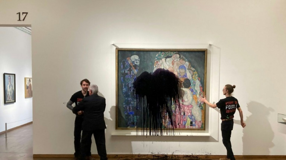 Des militants écologistes aspergent de liquide noir un chef d'oeuvre de Klimt