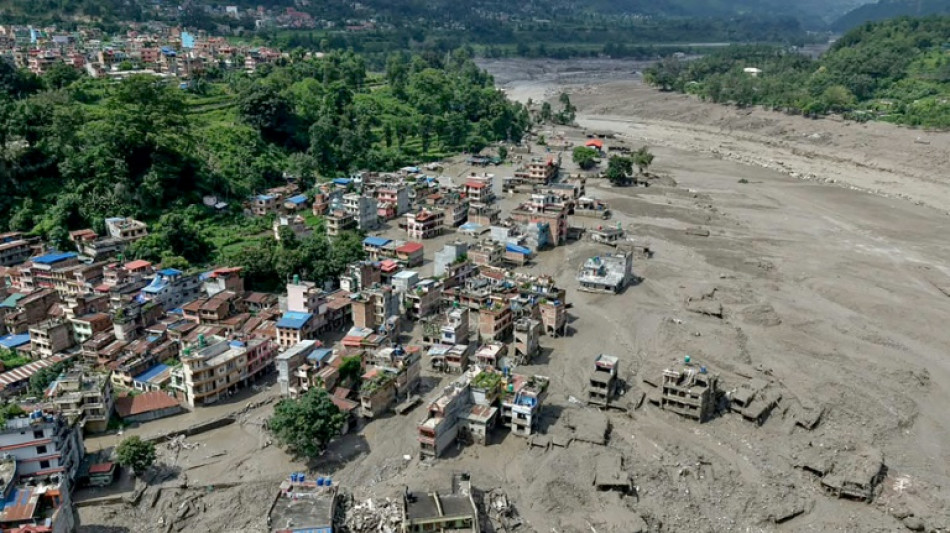 Trag&eacute;dia entre Nepal e Tibete deixa ao menos 362 mortos e mais de 1.400 desaparecidos