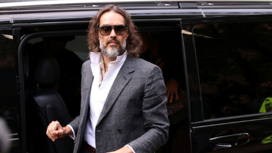 Ator Russell Brand comparece ao in&iacute;cio de seu julgamento por estupro no Reino Unido