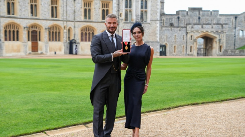 David Beckham d&eacute;cor&eacute; par Charles III lors d'une c&eacute;r&eacute;monie au ch&acirc;teau de Windsor