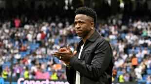 Jugadores y p&uacute;blico del Real Madrid arropan a Vinicius en el Bernab&eacute;u