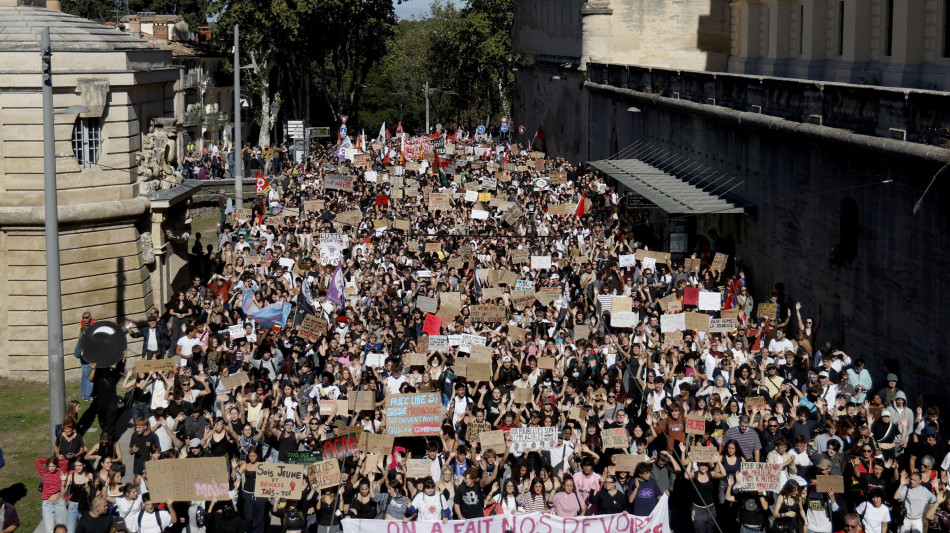 Ancora blocchi studenteschi in Francia, verso possibile 'convergenza' con gilet gialli