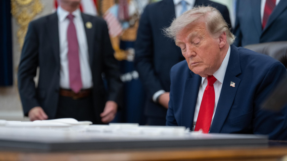 Trump pizzicato di nuovo a sonnecchiare, video virale scatena teorie complotto