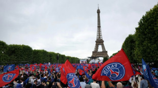 Com forte esquema de seguran&ccedil;a em Paris, PSG e torcedores comemoram bicampeonato da Champions