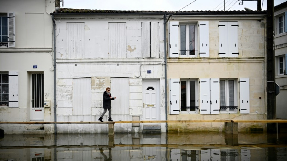 D'Angoul&ecirc;me &agrave; Saintes, la Charente d&eacute;borde et les habitants font avec