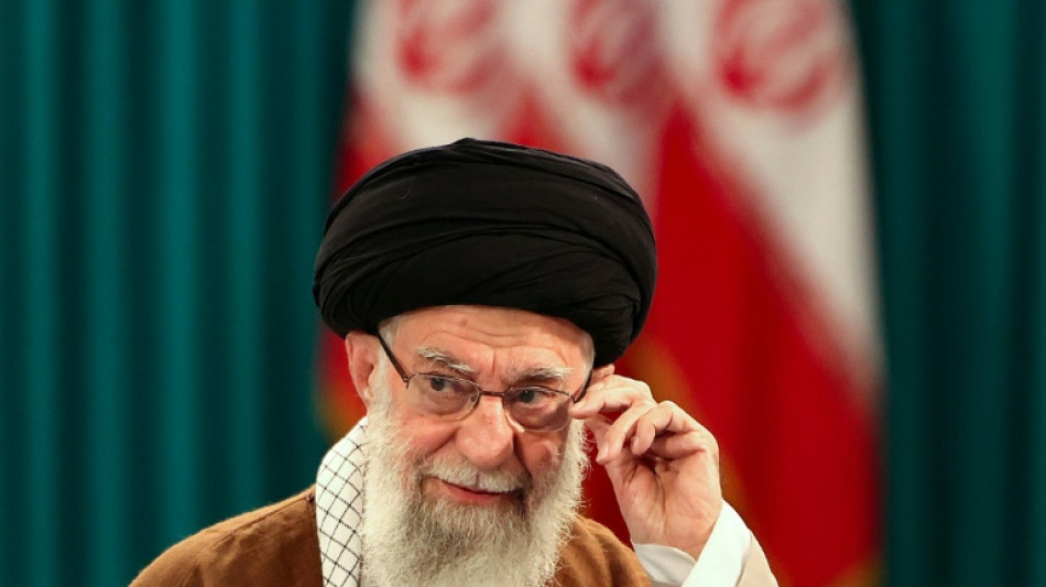 Multid&atilde;o acompanha o cortejo f&uacute;nebre do l&iacute;der supremo Ali Khamenei em Teer&atilde;