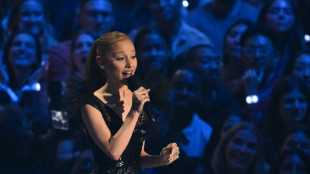 Mann bedr&auml;ngt Ariana Grande bei Filmpremiere in Singapur