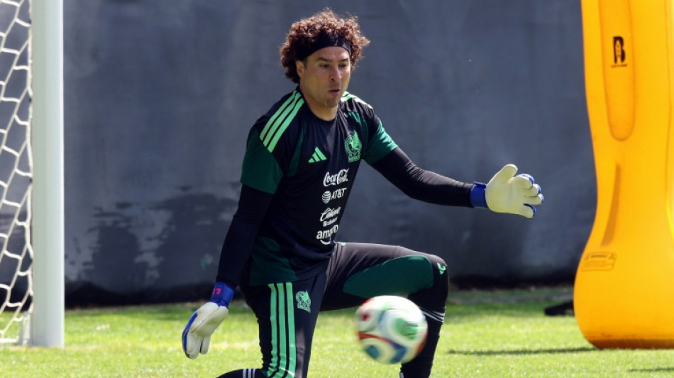 Goleiro mexicano Ochoa n&atilde;o d&aacute; como certa sua presen&ccedil;a na Copa do Mundo