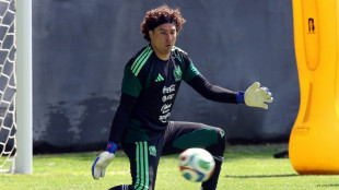 Goleiro mexicano Ochoa n&atilde;o d&aacute; como certa sua presen&ccedil;a na Copa do Mundo