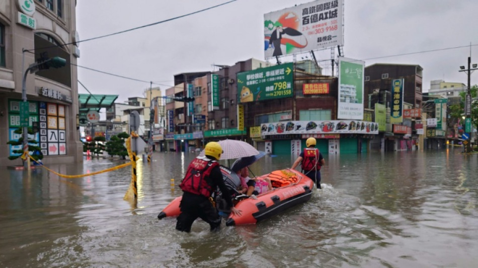 Le Japon se pr&eacute;pare &agrave; deux temp&ecirc;tes tropicales, les pluies font deux morts &agrave; Ta&iuml;wan     