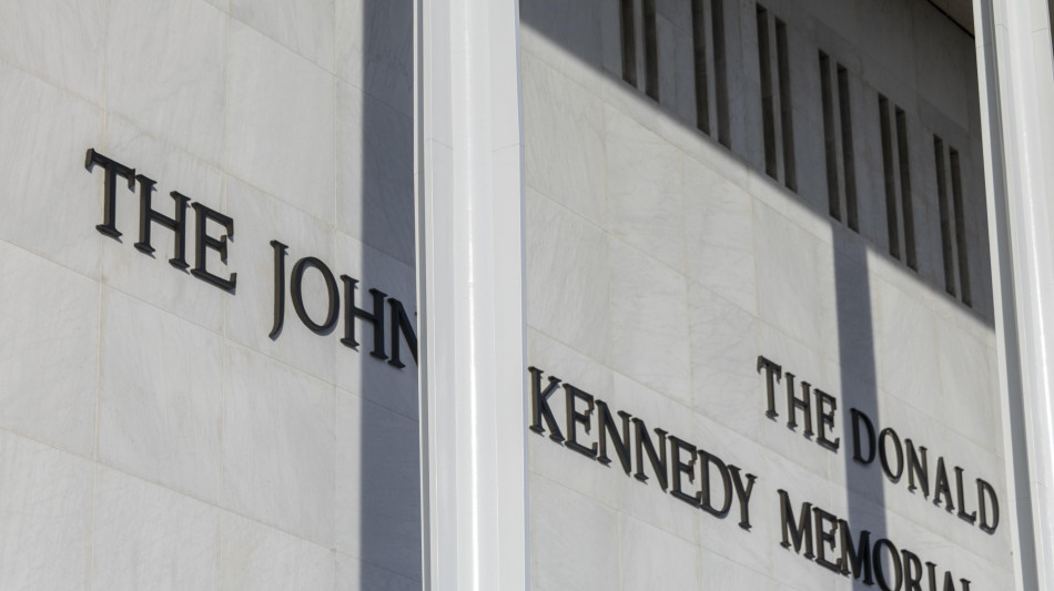Giudice Usa, 'illegittimo il nome di Trump al Kennedy Center, va rimosso'
