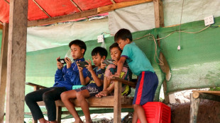Se connecter à internet ou téléphoner, la mission impossible des Birmans