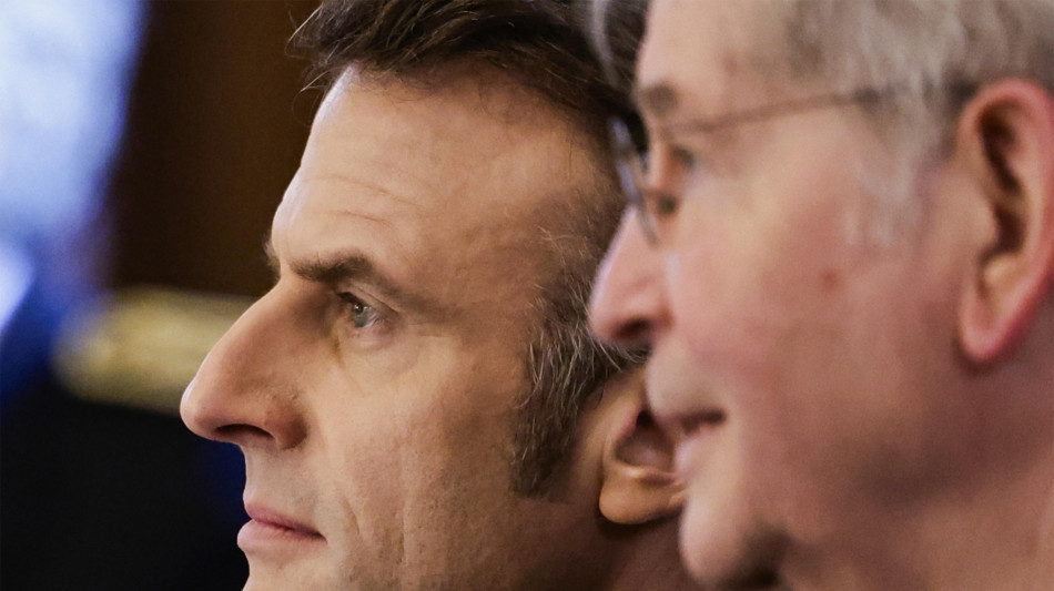 Macron, rester&ograve; fino alla fine del mio mandato
